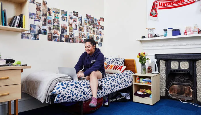 GIRL IN HER ROOM - ACCOMMODATION